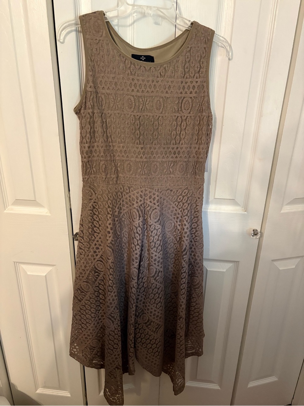 Ronni Nicole Sleeveless Lace Midi Dress in Taupe